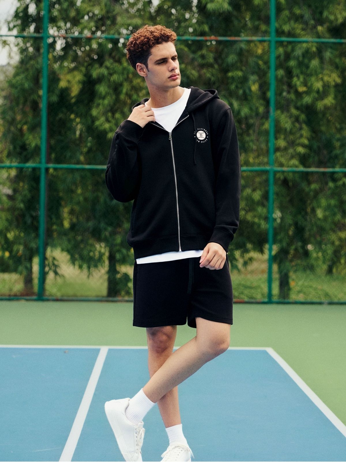 Áo khoác nỉ phối quần short nỉ phong cách retro