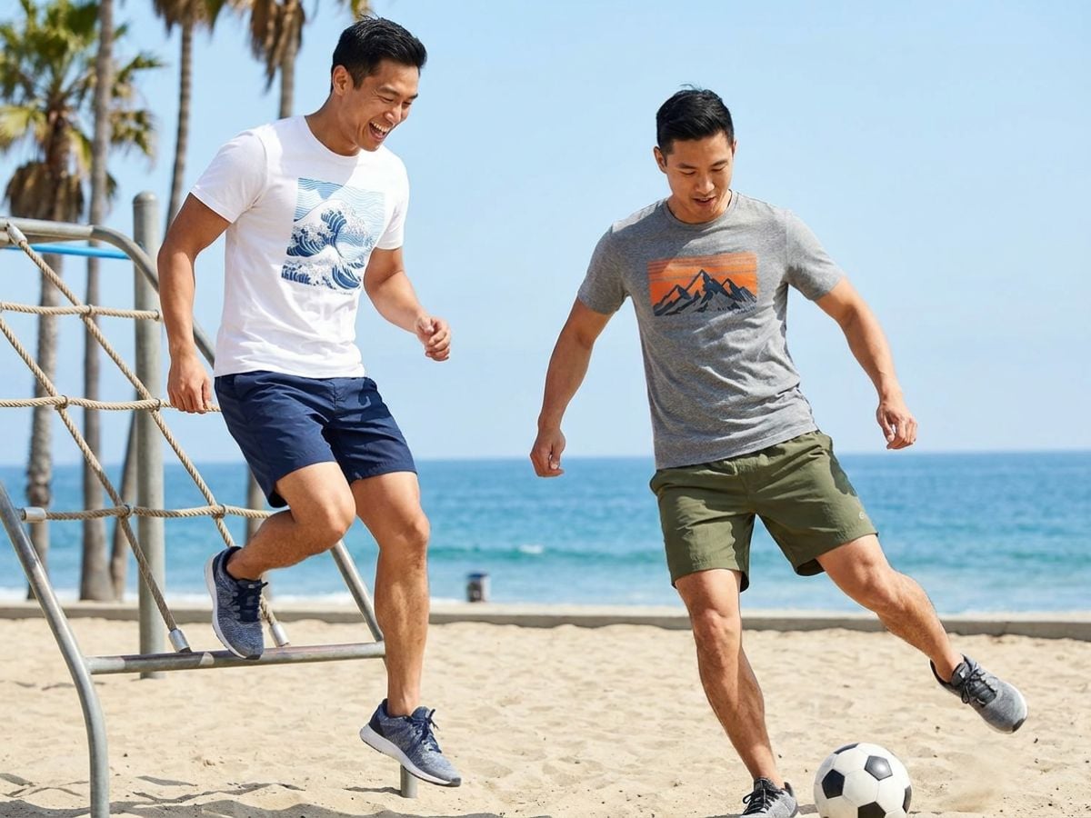 Áo thun họa tiết và short dù phù hợp các hoạt động ngoài trời