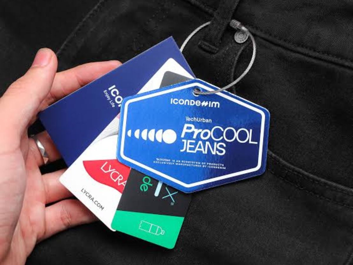 Cận cảnh thẻ treo ICONDENIM ProCool Jeans trên quần jean màu đen.