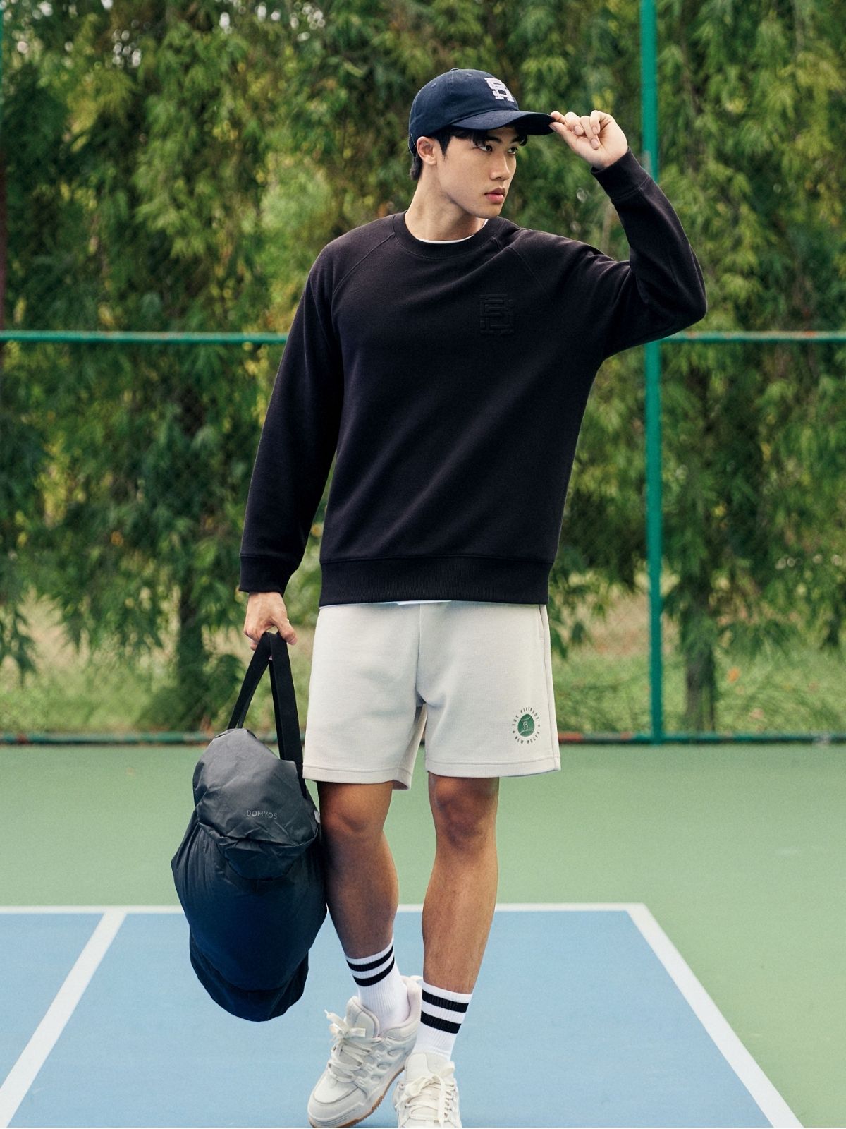 Outfit retro với áo sweater, quần short nỉ và mũ lưỡi trai