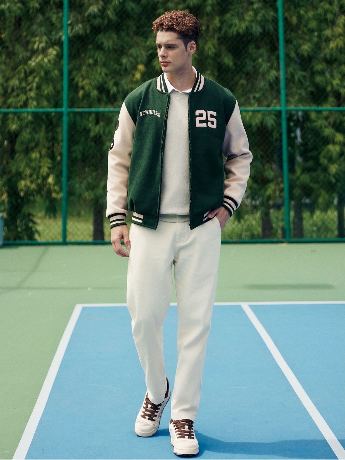 Phong cách retro sport với áo varsity, áo sweater và quần kaki