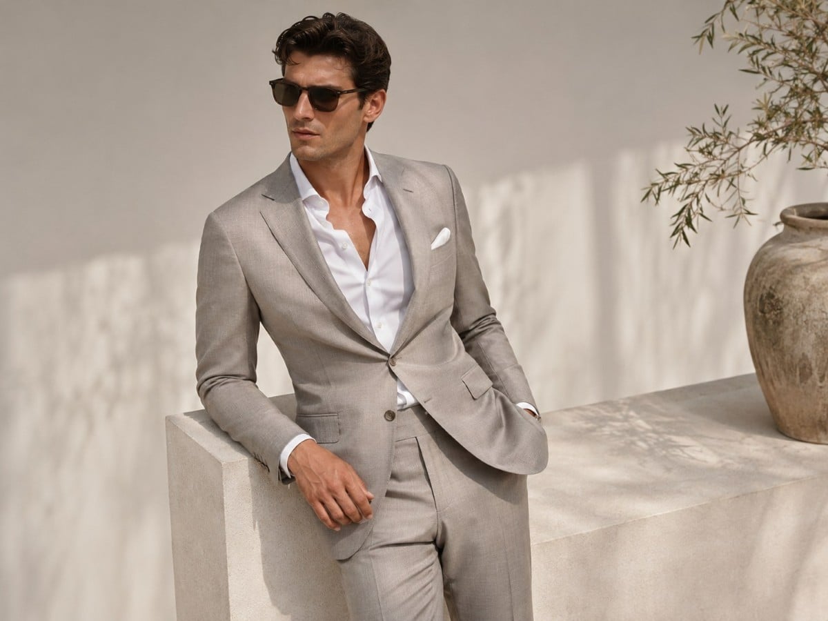 Suit kiểu Anh có phần vai được định hình rõ, eo ôm vừa và hai đường xẻ phía sau