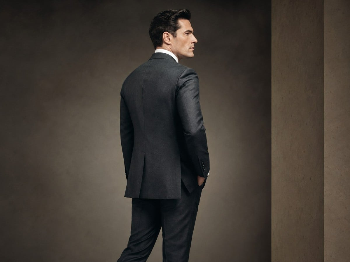 Suit kiểu Mỹ có phom tương đối suông và phần vai tự nhiên