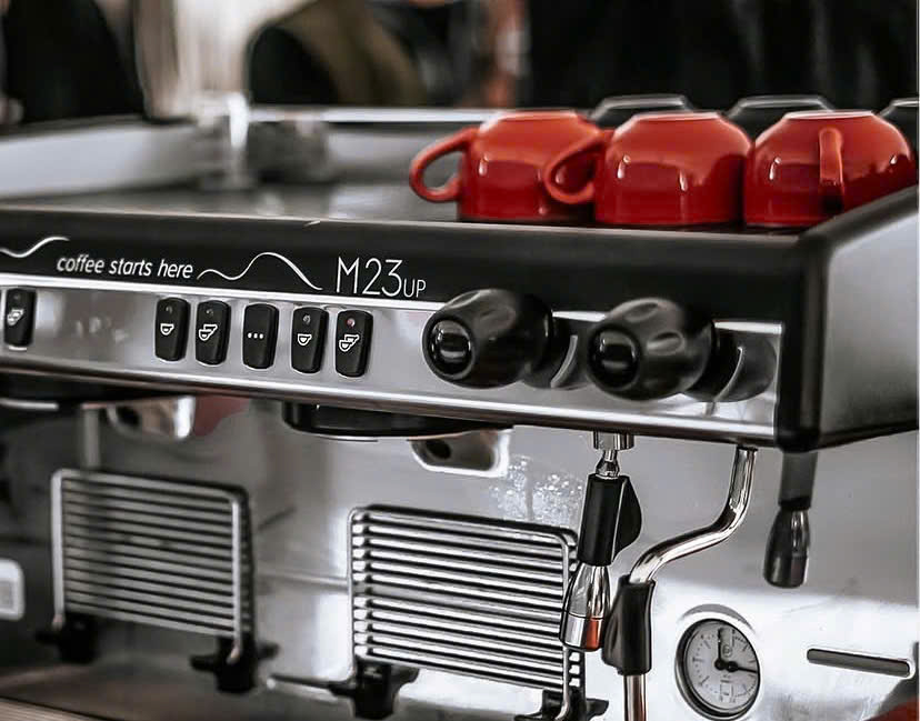 Khay làm nóng tách của máy pha cà phê xịn nhất Cimbali M23 DT2