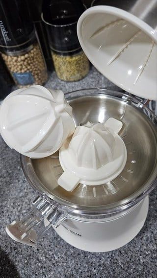 Hình ảnh thực tế 2 đầu vắt cam của máy ép cam đa năng Hurom CJ-B03