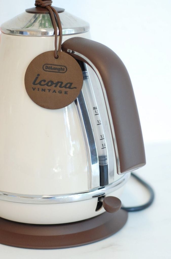 Ấm đun nước inox Delonghi icona KBOV2001 BG