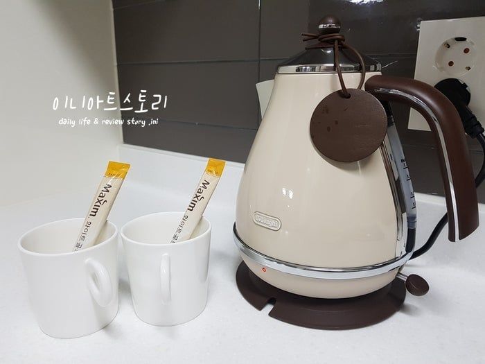 Ấm đun siêu tốc Delonghi KBOV 2001 BG