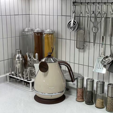 Ấm đun nước pha sữa Delonghi-icona-vintage-KBOV2001-BG