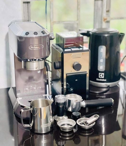 Hình ảnh thực tế máy pha cà phê Delonghi EC885.GY và máy xay cà phê Delonghi KG89