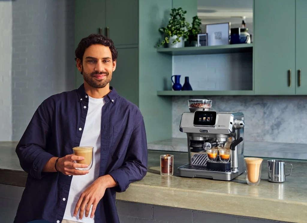 Chỉ với vài thao tác đơn giản, bạn có thể tự tay pha những cốc cà phê đậm đà thơm ngon với Delonghi Coffee Machine EC9455