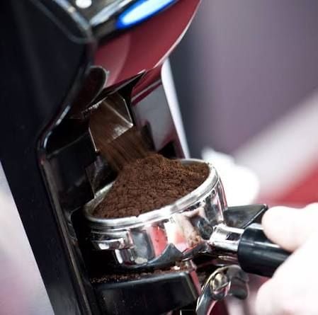 Máy xay cafe Italia La Cimbali grinder chỉ xay đúng lượng cần dùng cho từng lần pha