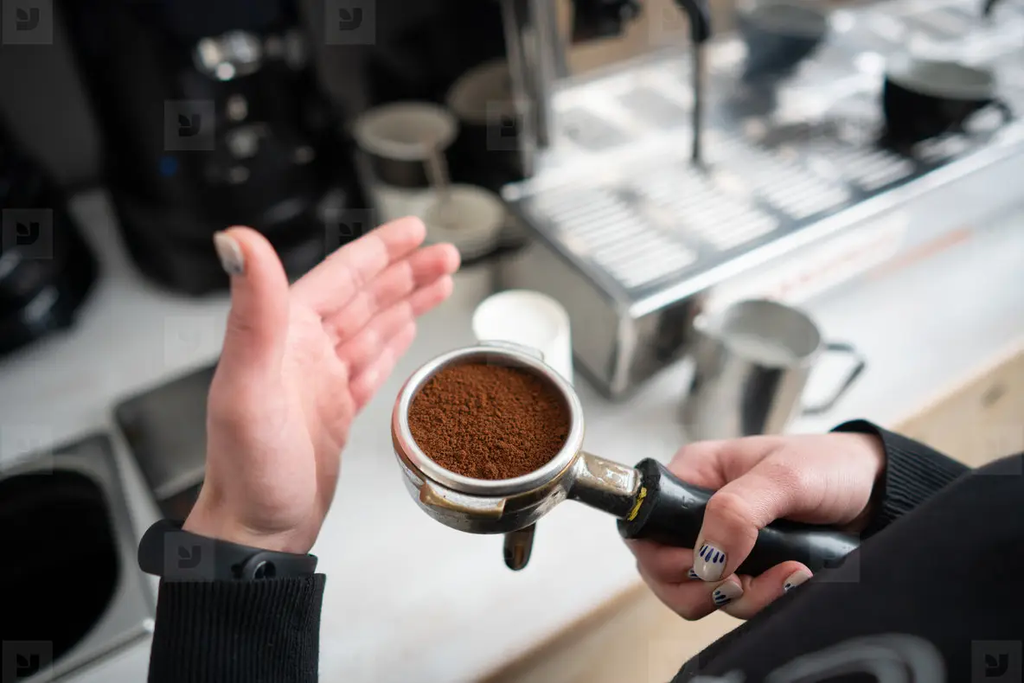 Bột cà phê từ máy xay cafe quán la cimbali grinder