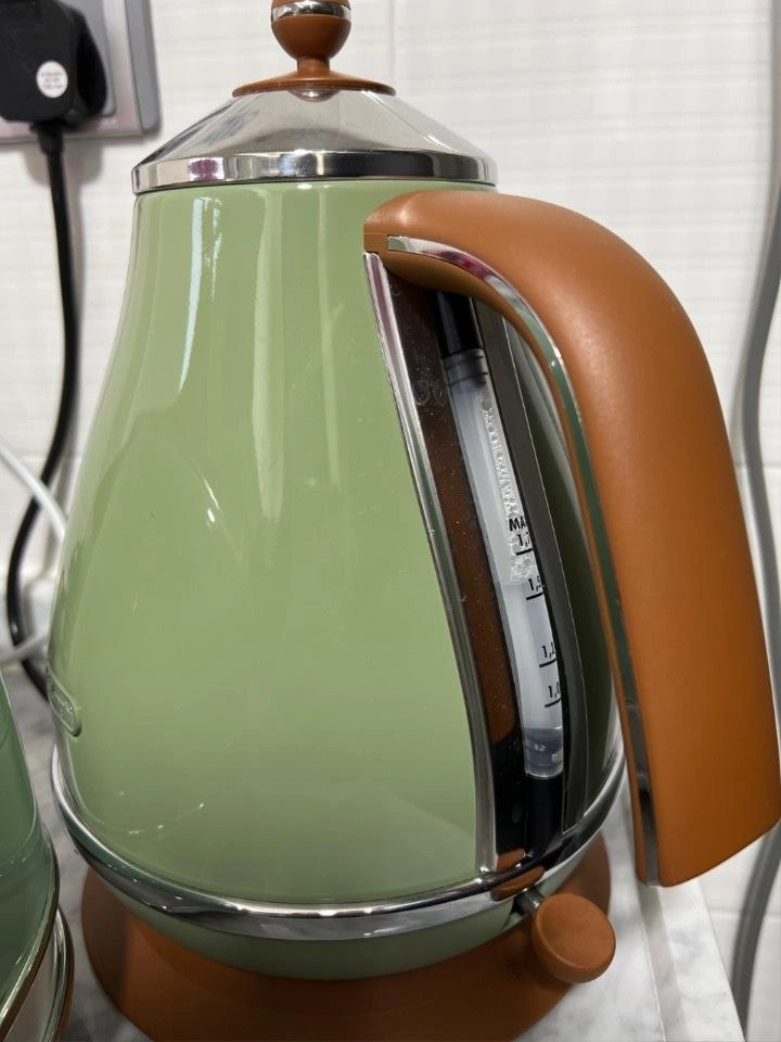 Thang đo phía sau bình đun nước pha sữa delonghi kettle kbov 2001 gr 1.7 l green