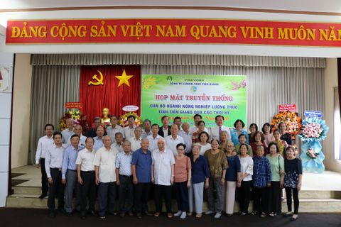 HỌP MẶT TRUYỀN THỐNG CÁN BỘ NGÀNH LƯƠNG THỰC TỈNH TIỀN GIANG QUA CÁC THỜI KỲ