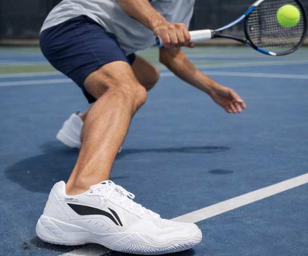 Cách chọn giày tennis phù hợp với mặt sân cứng tránh chấn thương