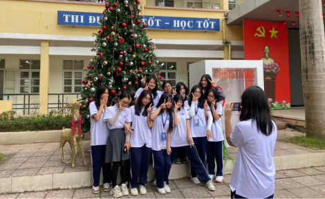 GẮN KẾT KHOẢNH KHẮC MÙA GIÁNG SINH CÙNG KHỐI LKTA THPT YÊN HÒA