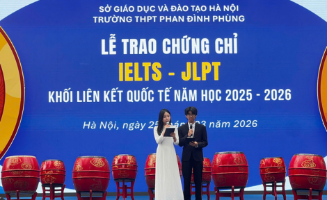 LỄ TRAO CHỨNG CHỈ IELTS, JLPT TRƯỜNG THPT PHAN ĐÌNH PHÙNG NĂM HỌC 2025 - 2026