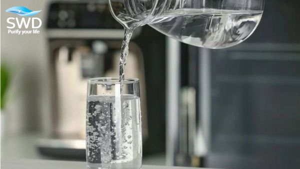 Nước đun sôi để nguội liệu có thực sự an toàn tuyệt đối? Khám phá rủi ro tiềm ẩn và giải pháp nước uống trực tiếp tại mọi vòi từ hệ thống Lọc tổng tinh khiết Dòng R của SWD.