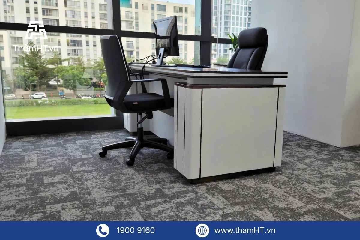 Nên Chọn Sàn Nhựa Giả Gỗ Hay Thảm Trải Sàn Văn Phòng? Phân Tích Mới Nhất Từ Chuyên Gia 2026
