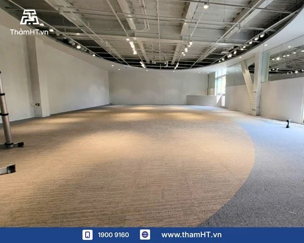 Thảm Trải Sàn Văn Phòng: Nên Chọn Thảm Cuộn Hay Thảm Tấm? Phân Biệt Chi Tiết & Cách Chọn Đúng