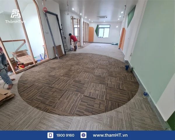 Thảm Trải Sàn Văn Phòng: Nên Chọn Thảm Cuộn Hay Thảm Tấm? Phân Biệt Chi Tiết & Cách Chọn Đúng