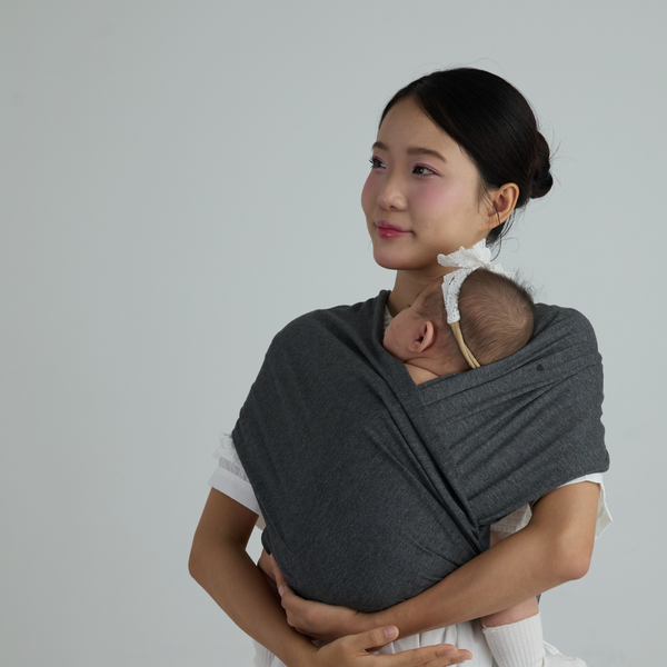 Ôm ấp thường xuyên có làm bé “bị bám mẹ”, 