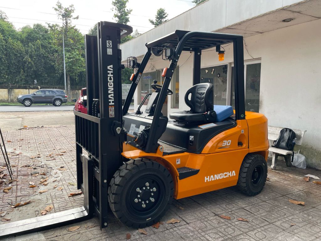 Xe nâng dầu hay xe nâng xăng – Nên chọn loại nào cho doanh nghiệp của bạn?