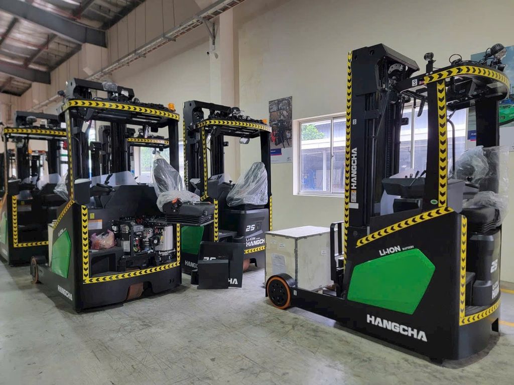 Xe nâng Reach Truck là gì? Ưu điểm & ứng dụng thực tế