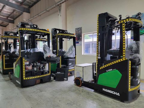 Xe nâng Reach Truck là gì? Ưu điểm & ứng dụng thực tế