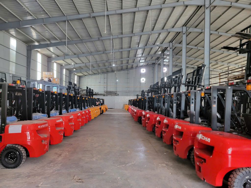 Nên mua xe nâng cũ hay xe nâng mới? So sánh chi tiết