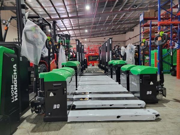 Xe nâng tay điện thấp linh hoạt HANGCHA tại kho