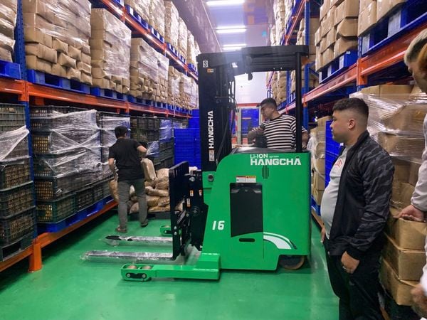 Xe Nâng Điện Lithium Reach Truck Double Deep 1.6 Tấn Đứng Lái Hangcha Gọn