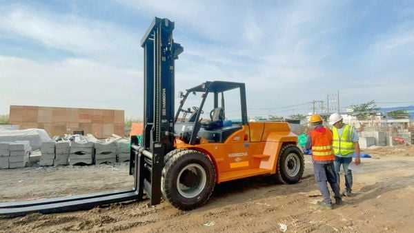 xe nâng dầu 12 tấn