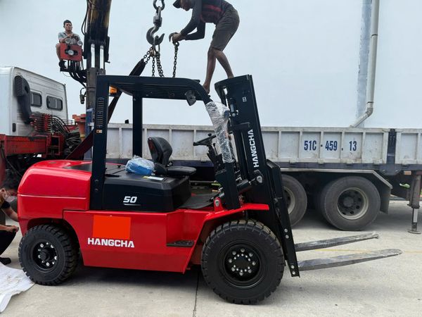 xe nâng dầu 5 tấn giá tốt