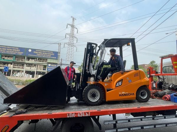 xe nâng Hangcha lắp bộ công tác gầu xúc