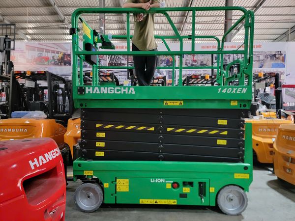 xe nâng người cắt kéo điện tự hành 14 mét giá mềm