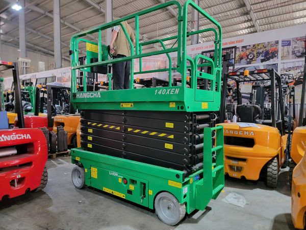 xe nâng người cắt kéo điện tự hành 14 mét giá tốt