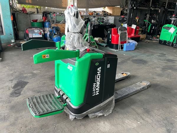 xe nâng tay điện có bệ đứng lái pin lithium Hangcha