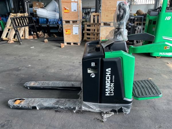 xe nâng tay điện Hangcha có bệ đứng lái pin lithium