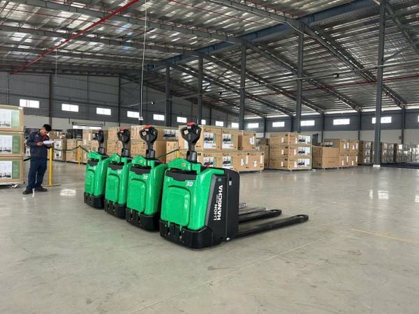 xe nâng tay điện pin lithium có bệ đứng lái