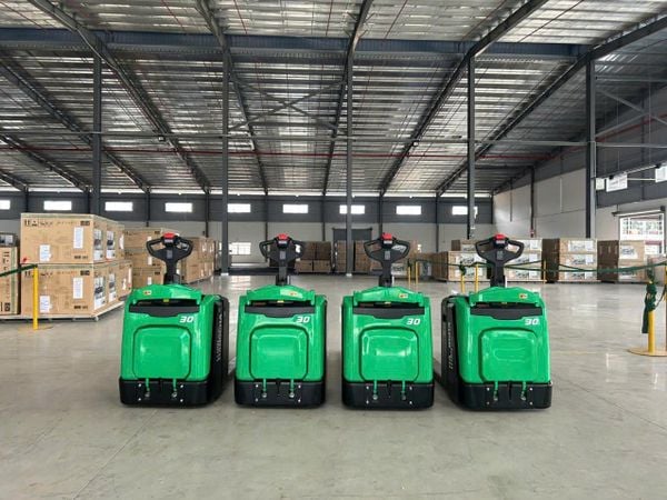 xe nâng tay điện pin lithium có bệ đứng lái Hangcha