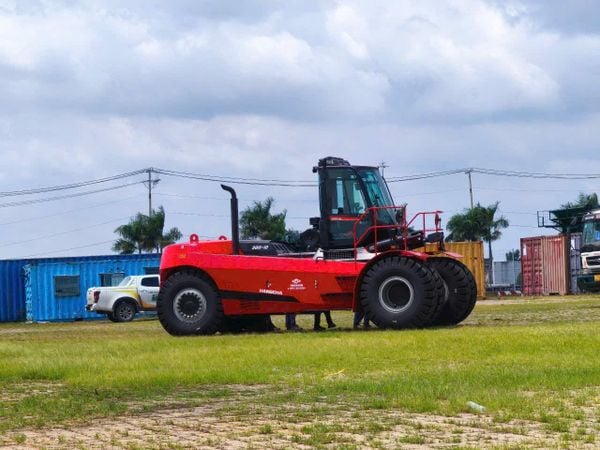 Xe nâng dầu 32 tấn