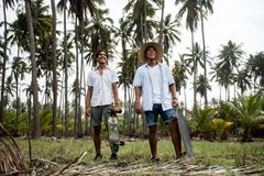 Outfit Nam Đi Biển: Bí Quyết Phối Đồ Chuẩn Phong Cách, Hút Mắt Mọi Ánh Nhìn