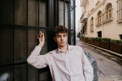 Phối Đồ Preppy Nam Lịch Lãm: Bí Quyết Tạo Dựng Phong Cách Thanh Lịch, Trẻ Trung