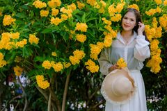 Phối Đồ Mùa Hè Năng Động và Thanh Lịch Với Chân Váy Quây Chống Nắng
