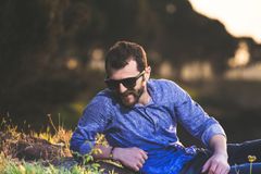 Bí Quyết Chọn và Phối Áo Sơ Mi Nam Đẳng Cấp: Từ Công Sở Đến Phố Phường