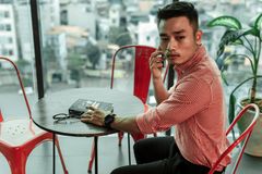 Áo Sơ Mi Nam Chống Nhăn: Bí Quyết Luôn Thanh Lịch & Gọn Gàng Suốt Ngày Dài