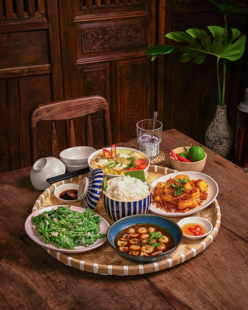 Một mâm cơm nhà – giản dị mà chẳng hề đơn giản.