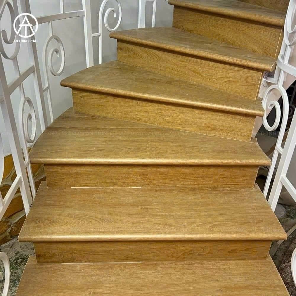 Cách thi công bậc cầu thang nhựa giả gỗ đúng kỹ thuật