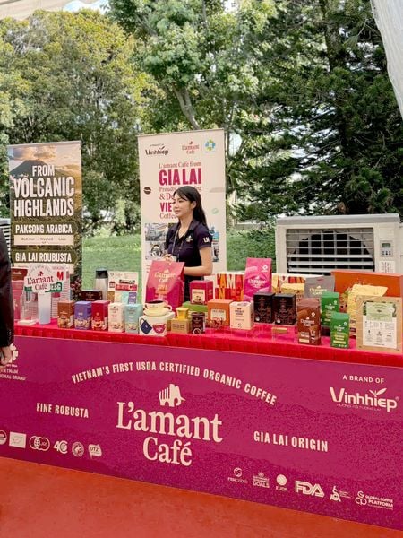 Kết nối đối tác Singapore tại gian hàng của L'amant Café